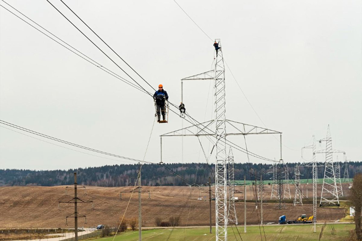 Which is Better, Overhead Power Lines or Underground Cables?